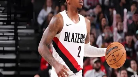 “激战正酣！科纳特孤军对抗哈兰德和多库，屡陷险境，赛场再现紧张时刻！”